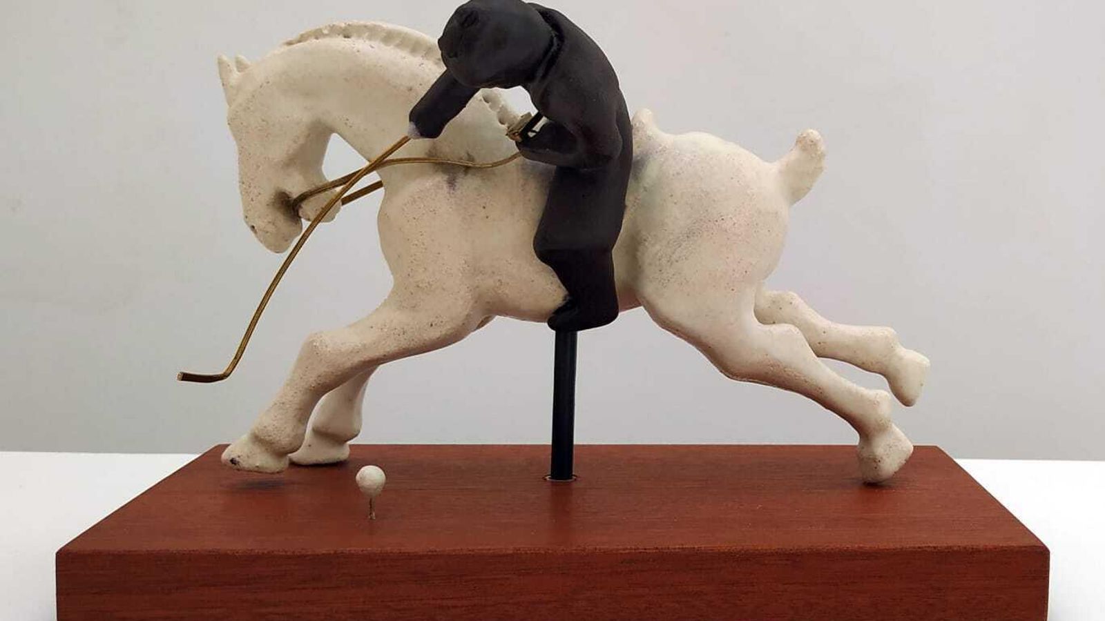 Pieza de la Serie Estrategia. Gres esmaltado, peana de madera de caoba y detalles en latón.