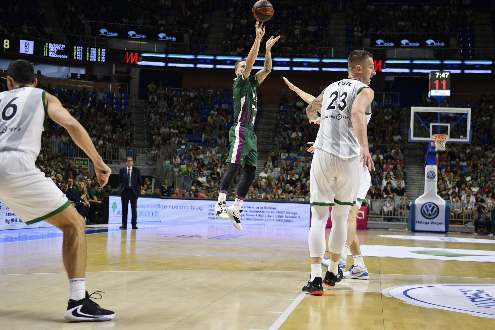 Adams lanza a canasta.