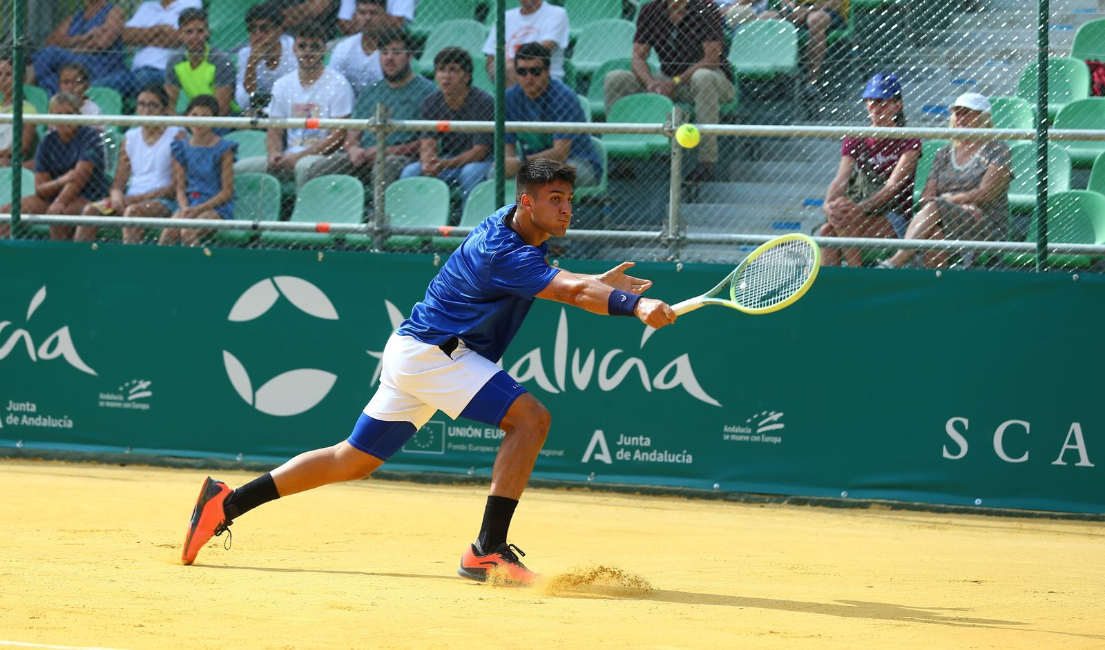 Pablo Llamas devuelve una bola de revés en el partido contra Delbonis.