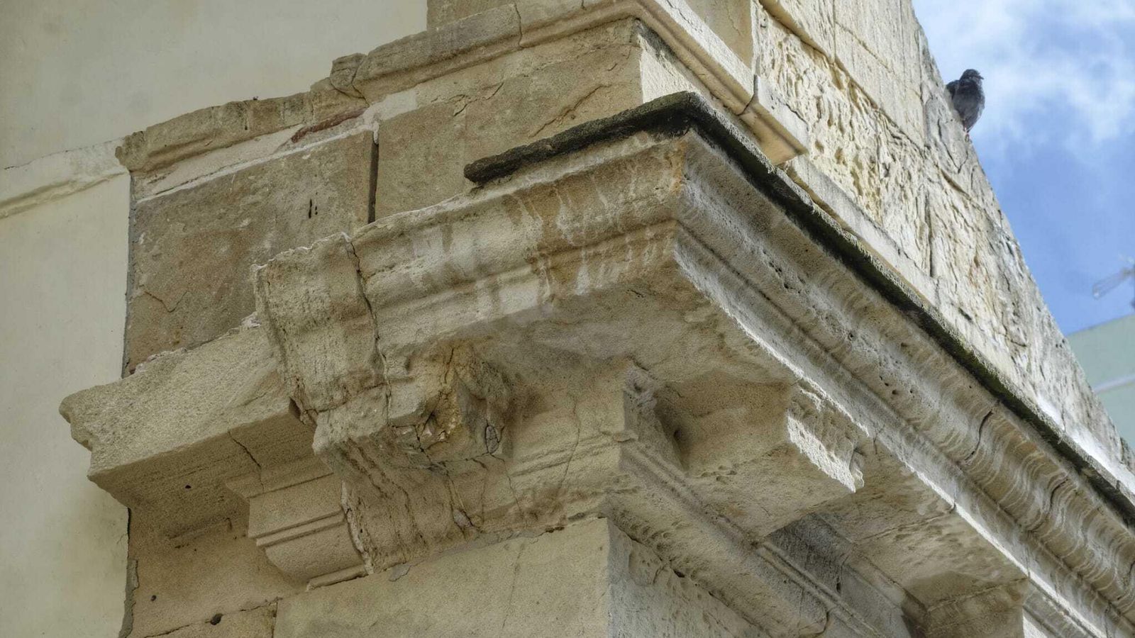 La cornisa dañada en el mercado.