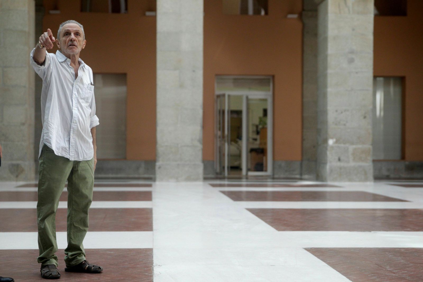Luis Suárez-Carreño, en el patio de la antigua DGS, hoy sede del Gobierno autonómico de Madrid.