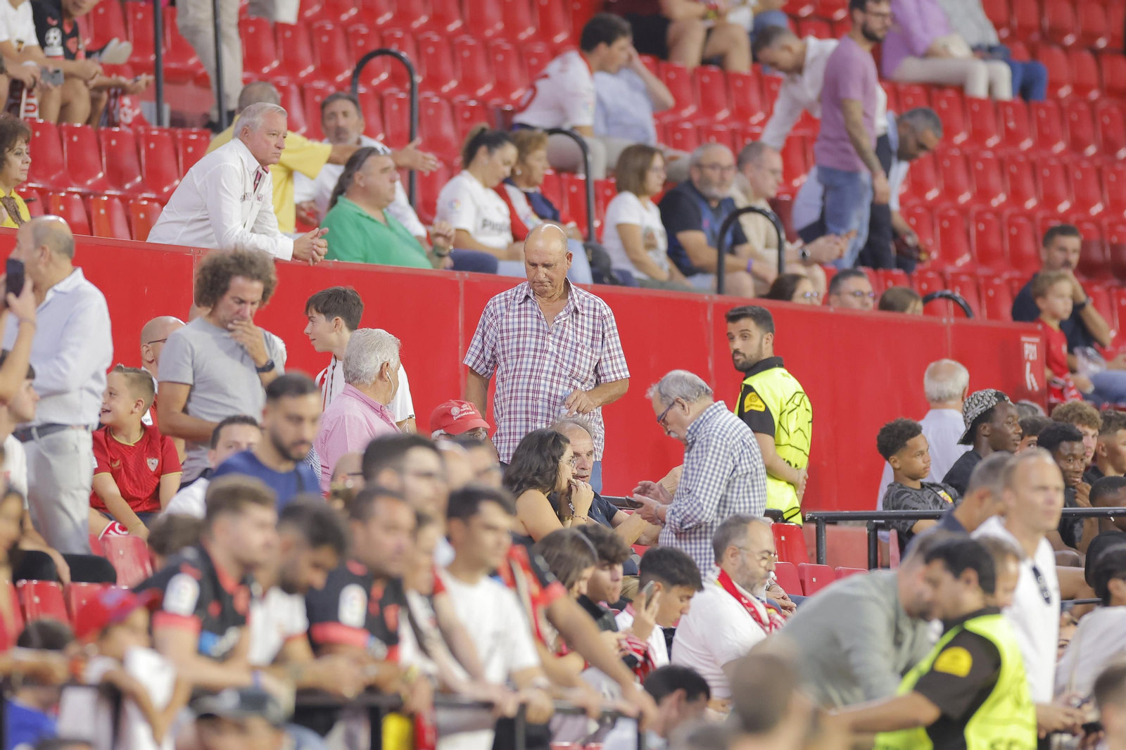 Búscate en las fotos del Sevilla-Lens