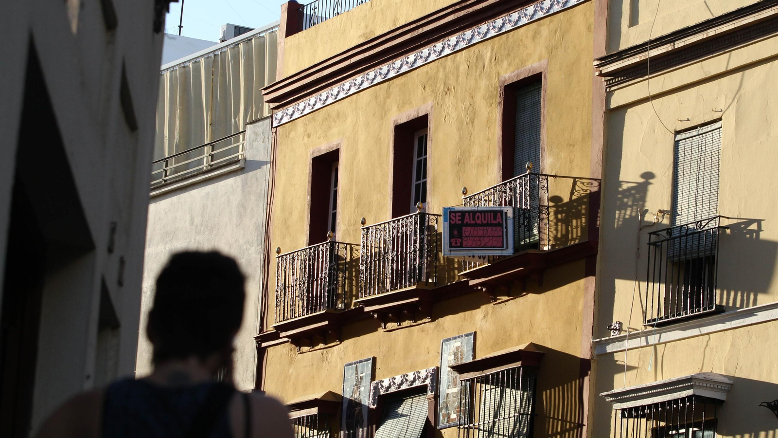 Cartel de una vivienda en alquiler en Sevilla