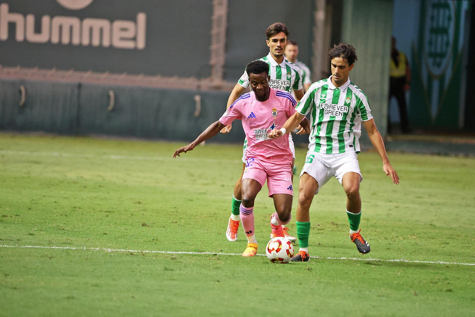 Nico pugna un balón durante el encuentro con el Betis Deportivo.
