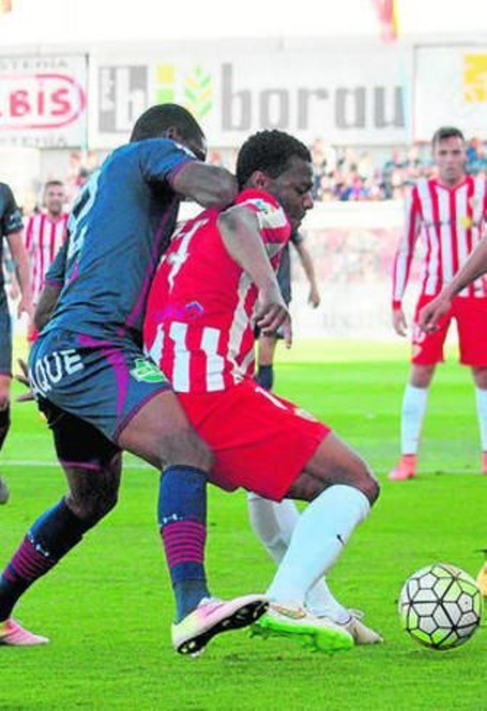 A Kalu casi siempre se le vio de espaldas a portería.