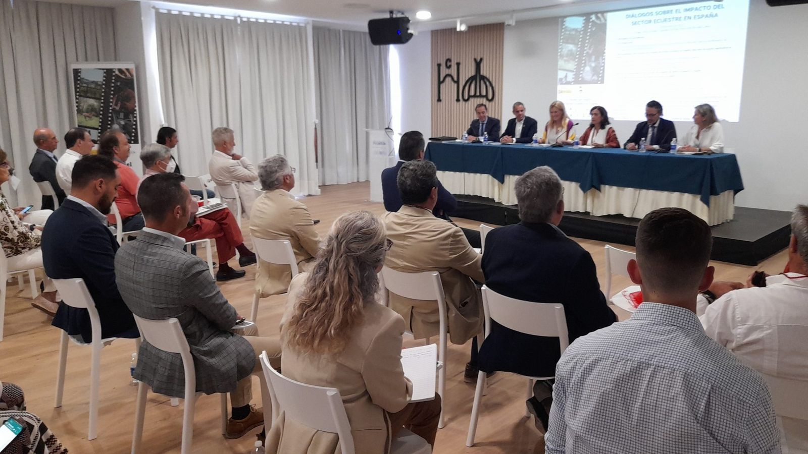 Mesa presidencial de la presentación del estudio en la Yeguada Cartuja Hierro del Bocado.
