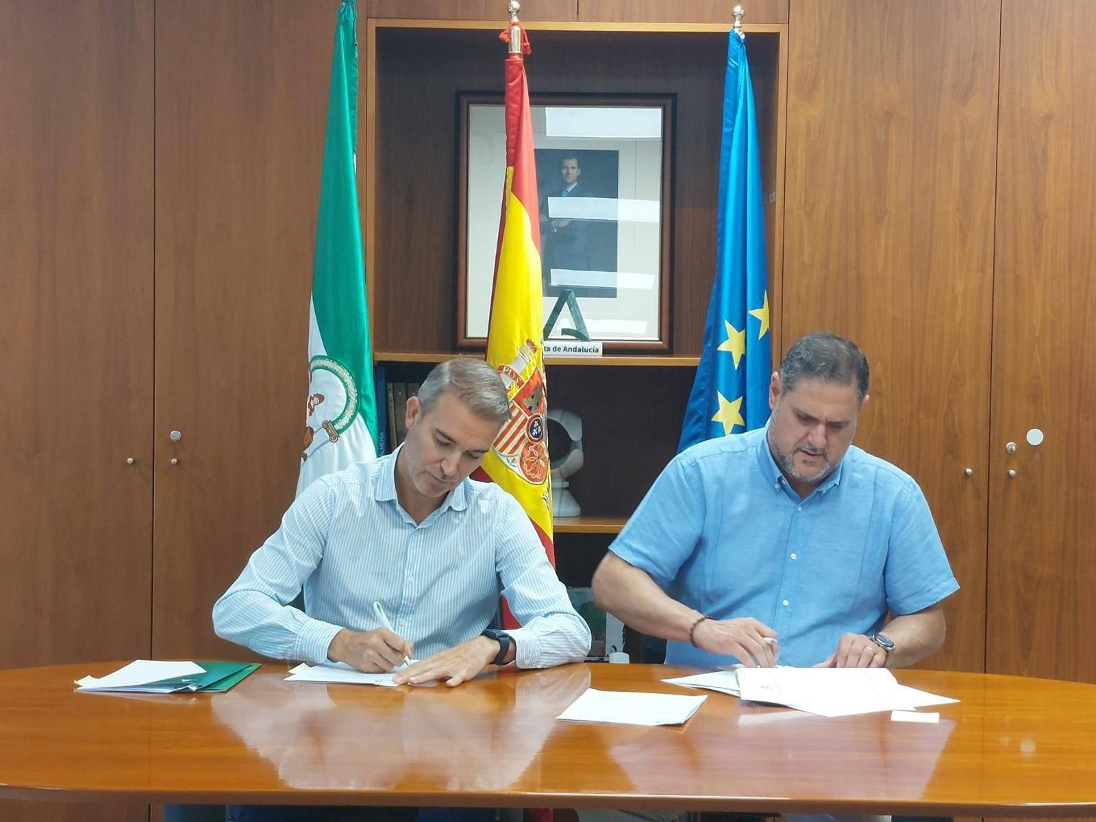 Amós García y Francisco Alonso en la firma del convenio.