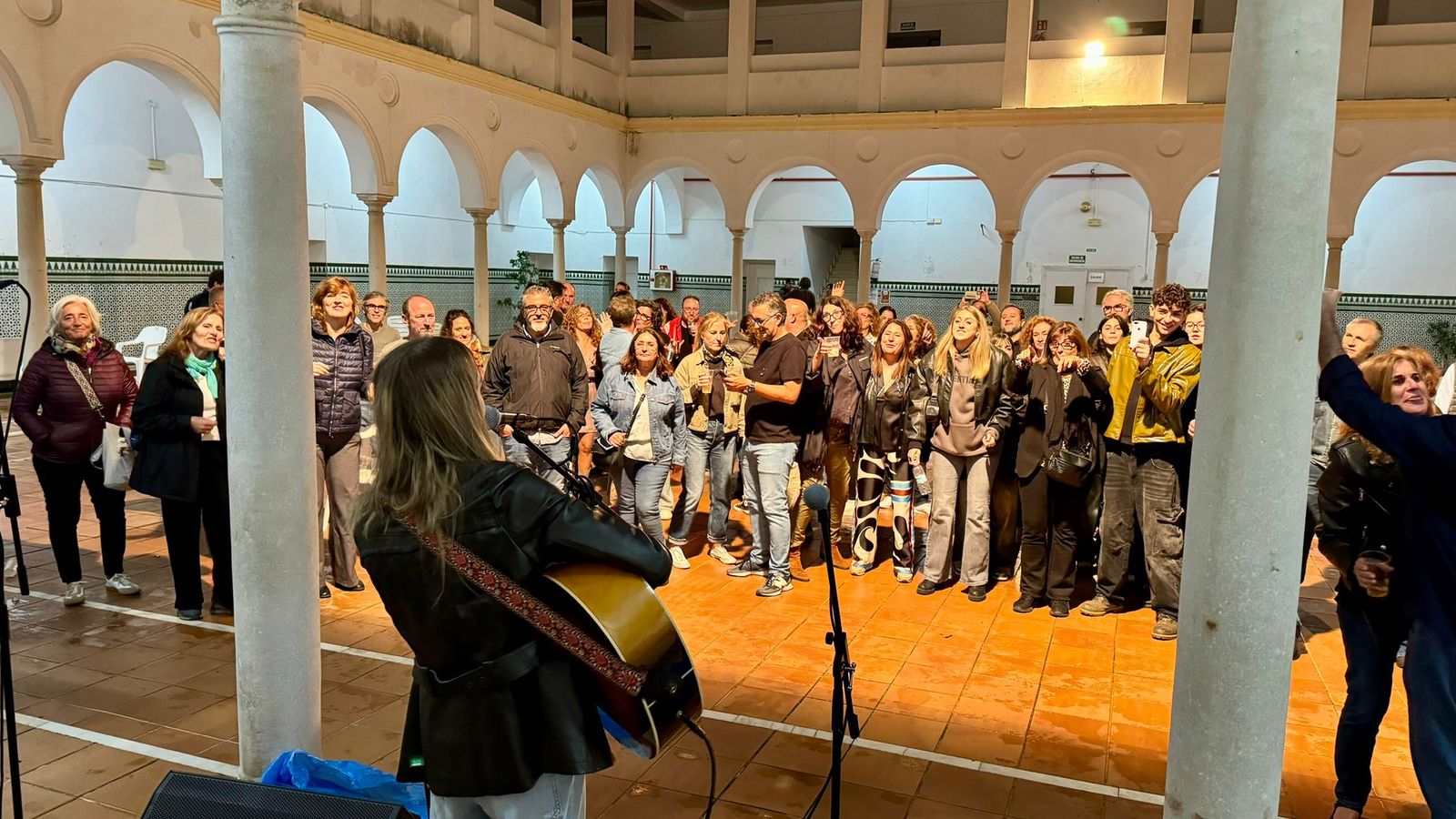 Parte de las actuaciones se realizaron en el patio porticado, ante la amenaza de lluvia.