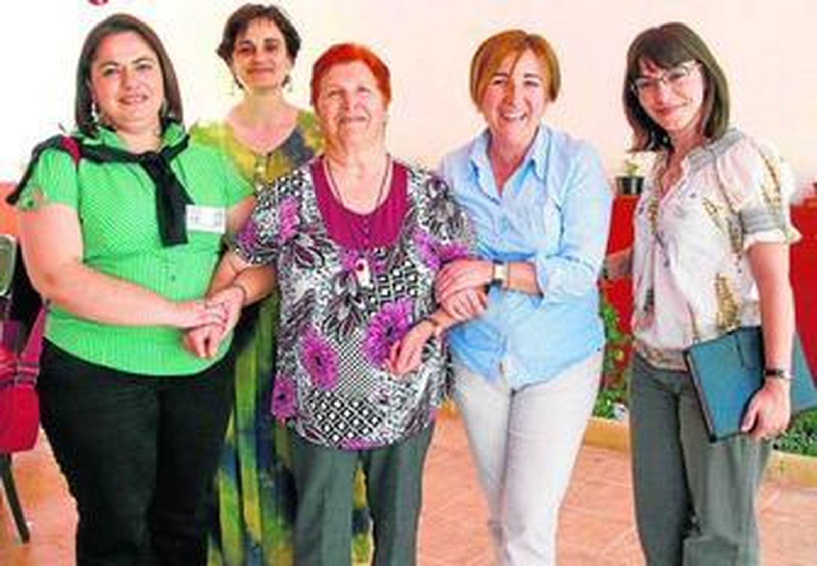 Encarna junto a su hija Encarna -a la derecha-, Eva Moreno, María Luz del Nogal y Sandra Tornero en el patio de su casa en Huércal de Almería.