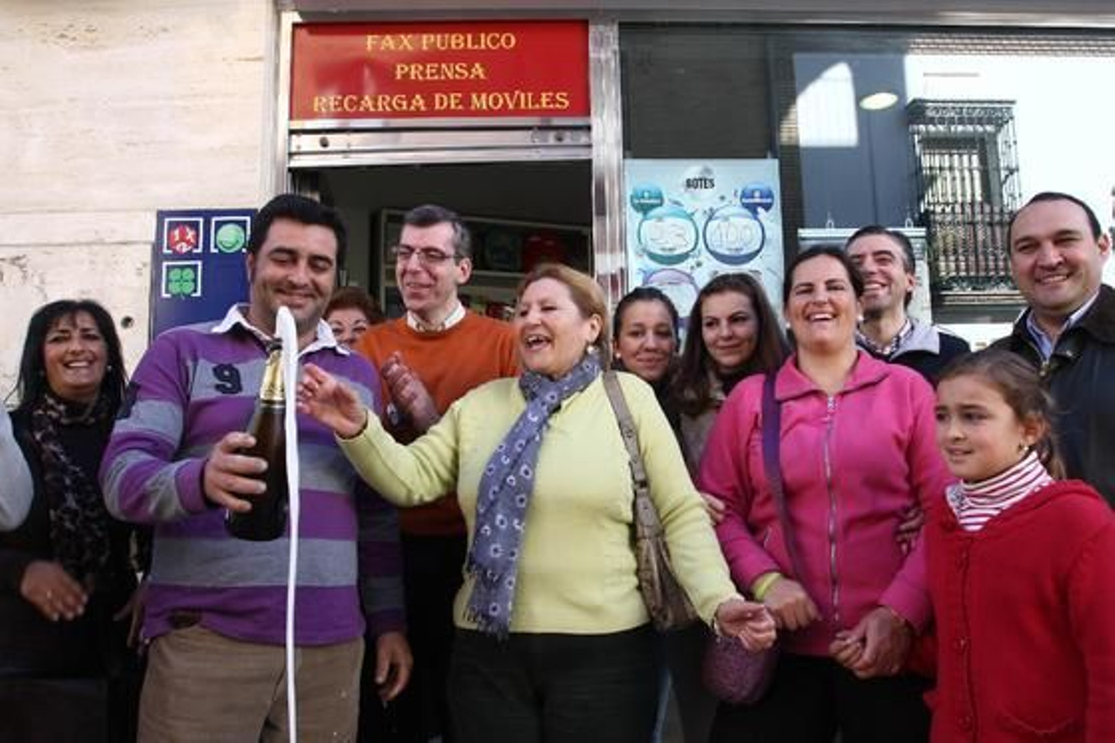 Las imágenes de las celebraciones de los premiados en Lora del Río./ Belén Vargas