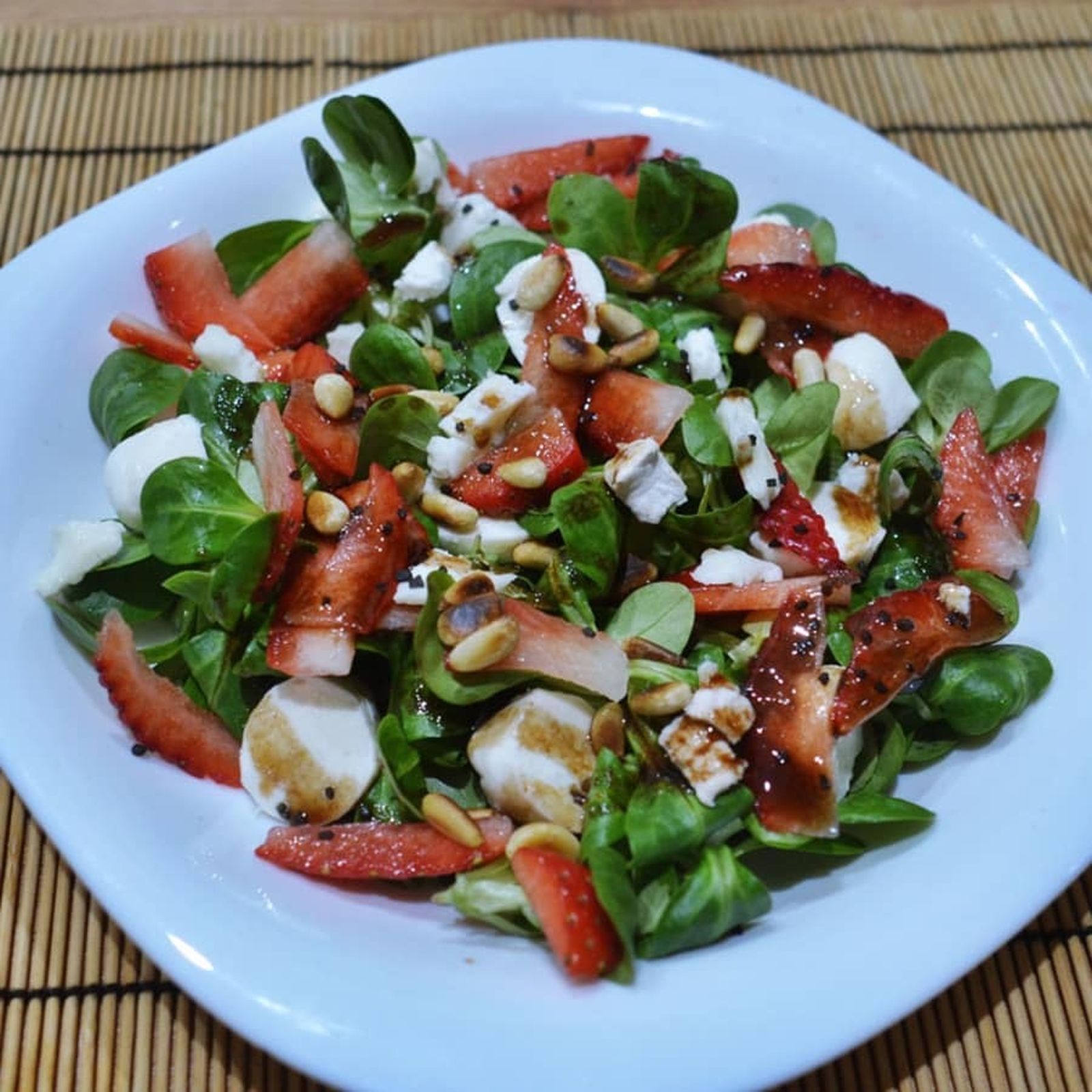 Ensalada de fresas y canónigos.