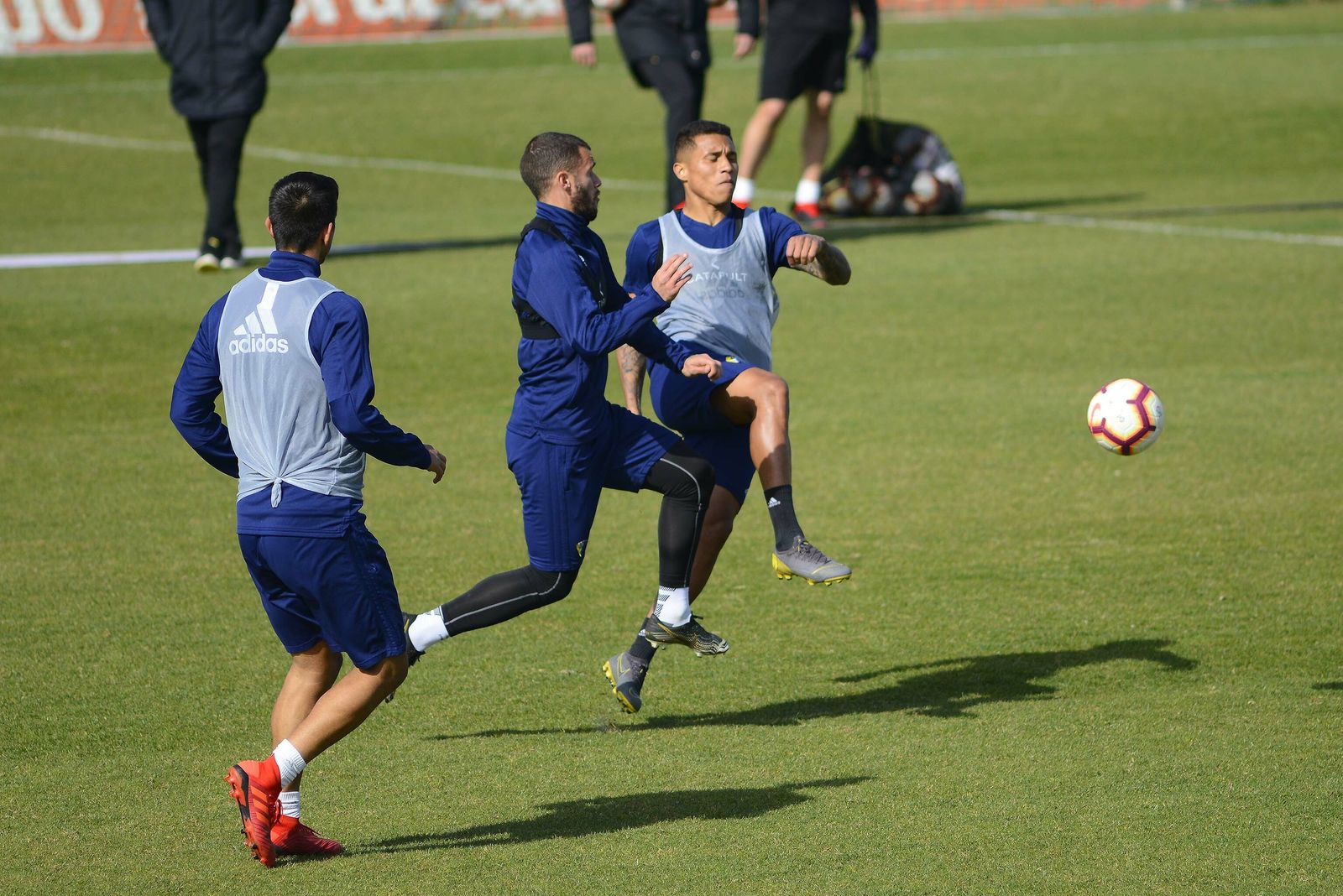 Machís y Aketxe intentan llegar al balón durante un entrenamiento.
