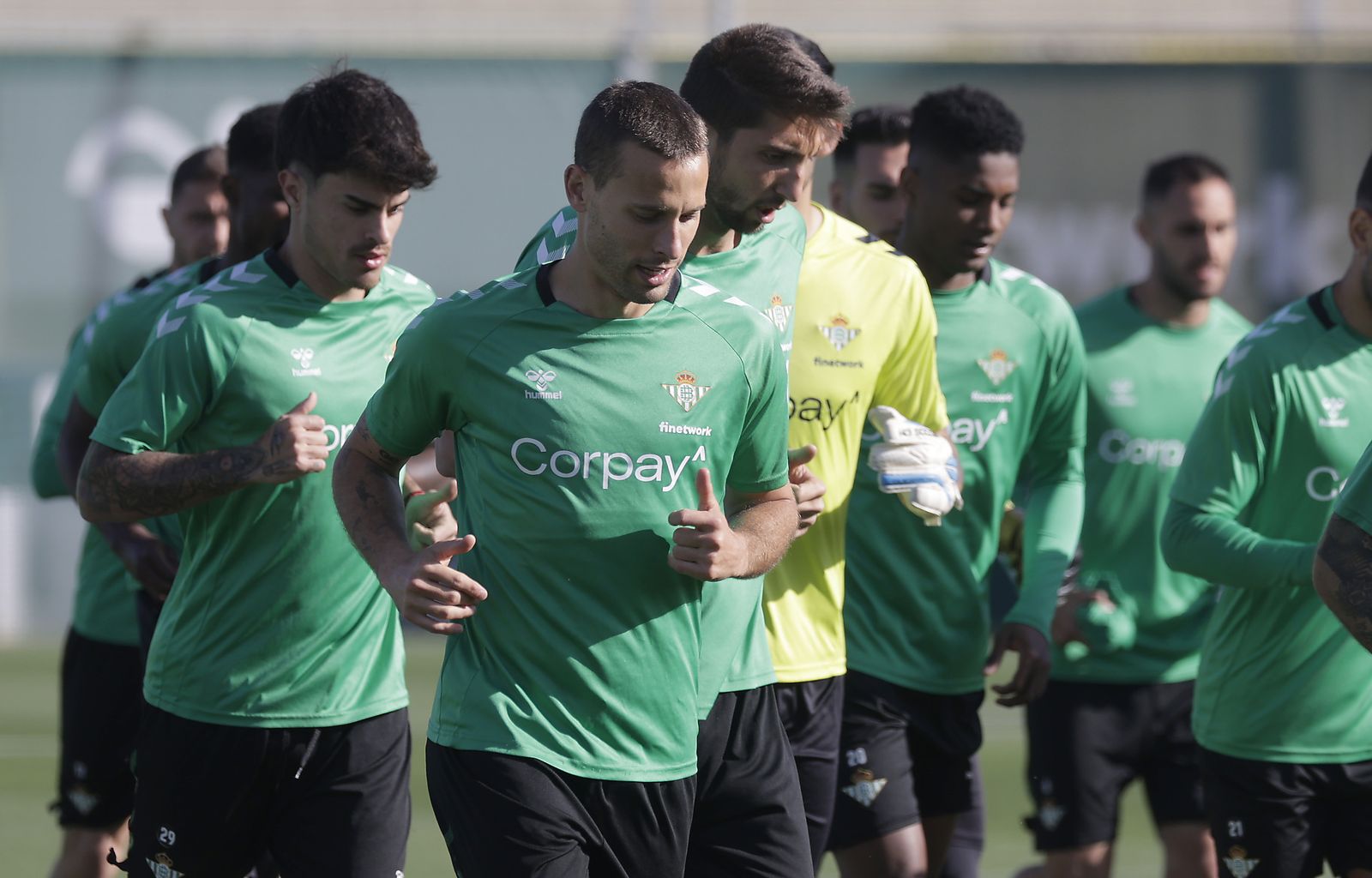 Canales, con Édgar y Juan Cruz detrás, realiza carrera continua en un entrenamiento matinal reciente en la ciudad deportiva verdiblanca.