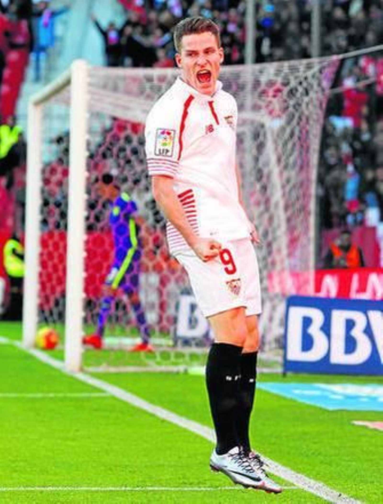 Gameiro celebra uno de sus dos goles al Málaga.