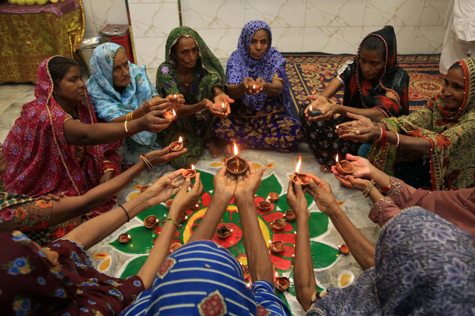Las preciosas imágenes de la celebración del Diwali en India: un festival de luz y color