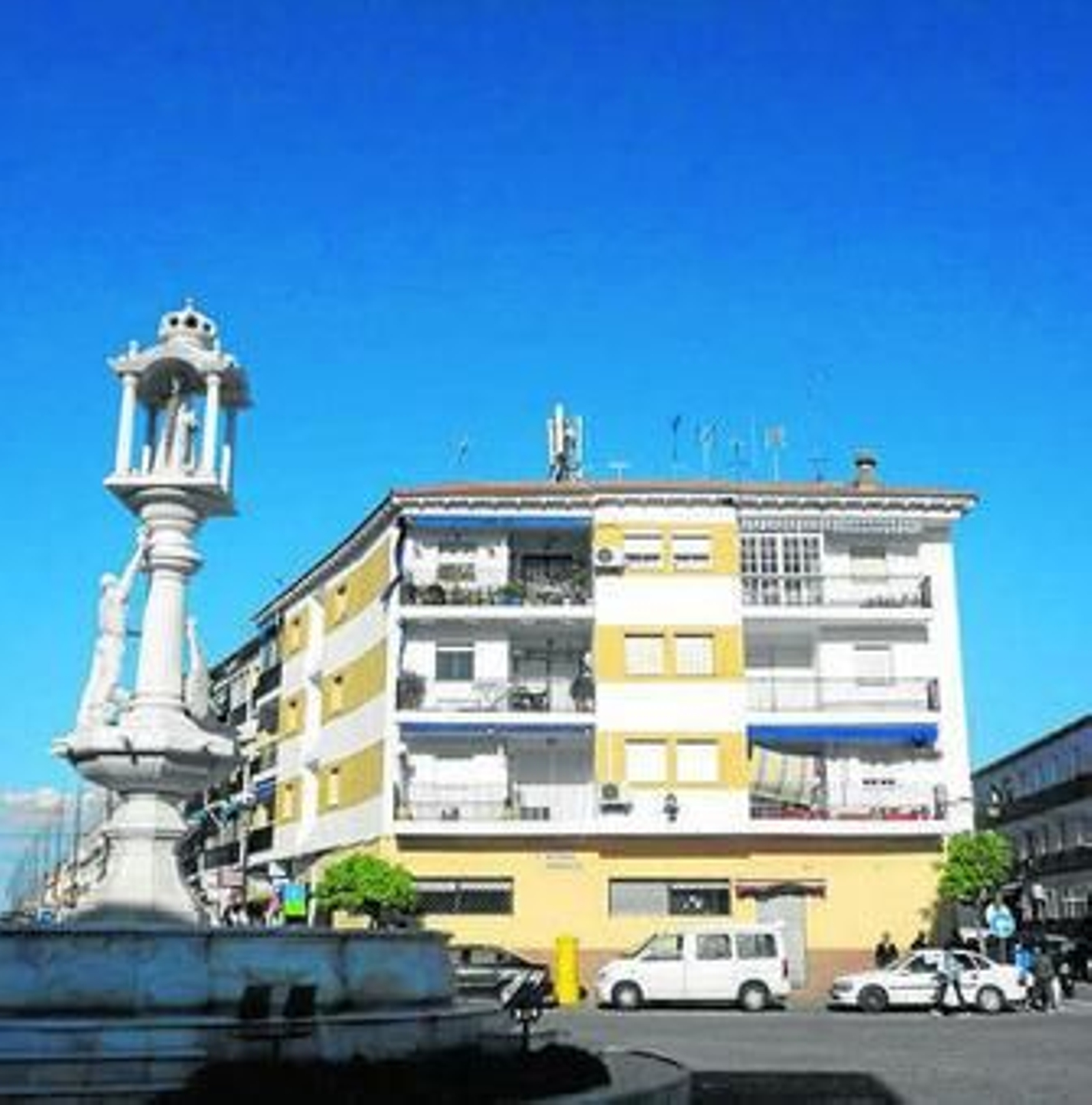 Bloque de viviendas de la Nueva Avenida que fue evacuado.