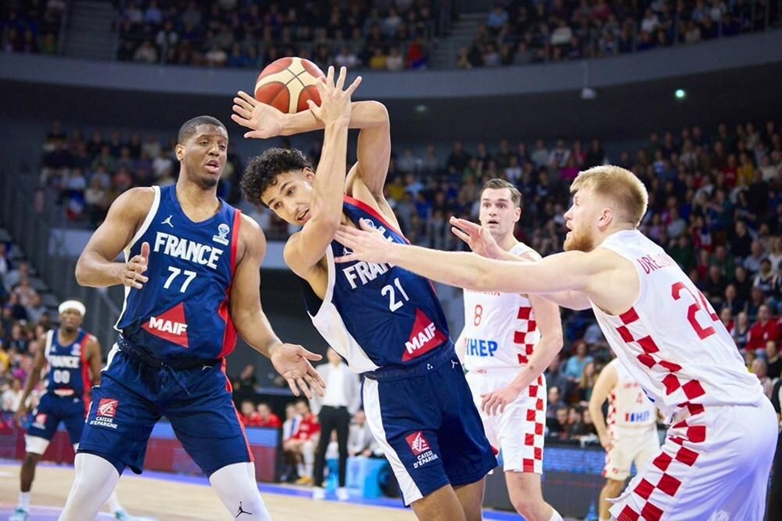 Zaccharie Risacher, debut con 18 años con Francia