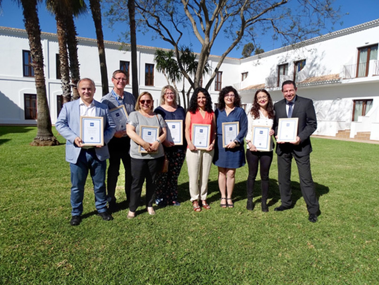 Los empleados más veteranos recibieron el reconocimiento de la escuela por sus 20 años de servicio.