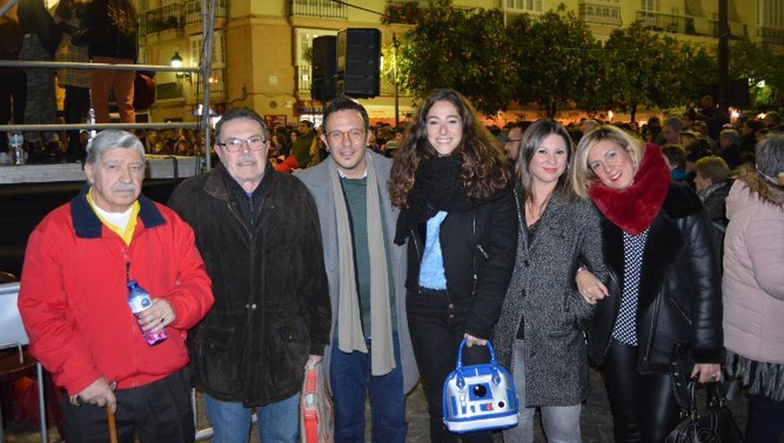 Luis Padilla, el presidente de la peña Los Dedócratas Martín Periñán, el alcalde de Cádiz José María González, María Romay, María Fernández-Trujillo y María José Rodríguez, durante la celebración de la Pestiñada, en la plaza de San Francisco.