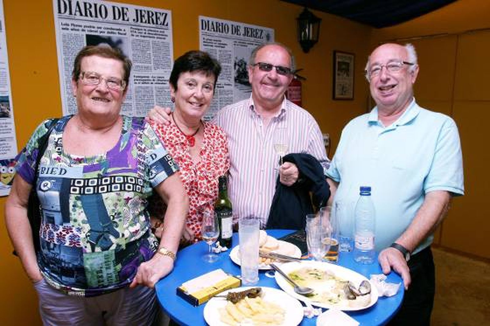 Julio Ruiz y Maria del Carmen Mendoza, junto a unos amigos, ayer en la caseta del Diario de Jerez.

Foto: Vanesa Lobo