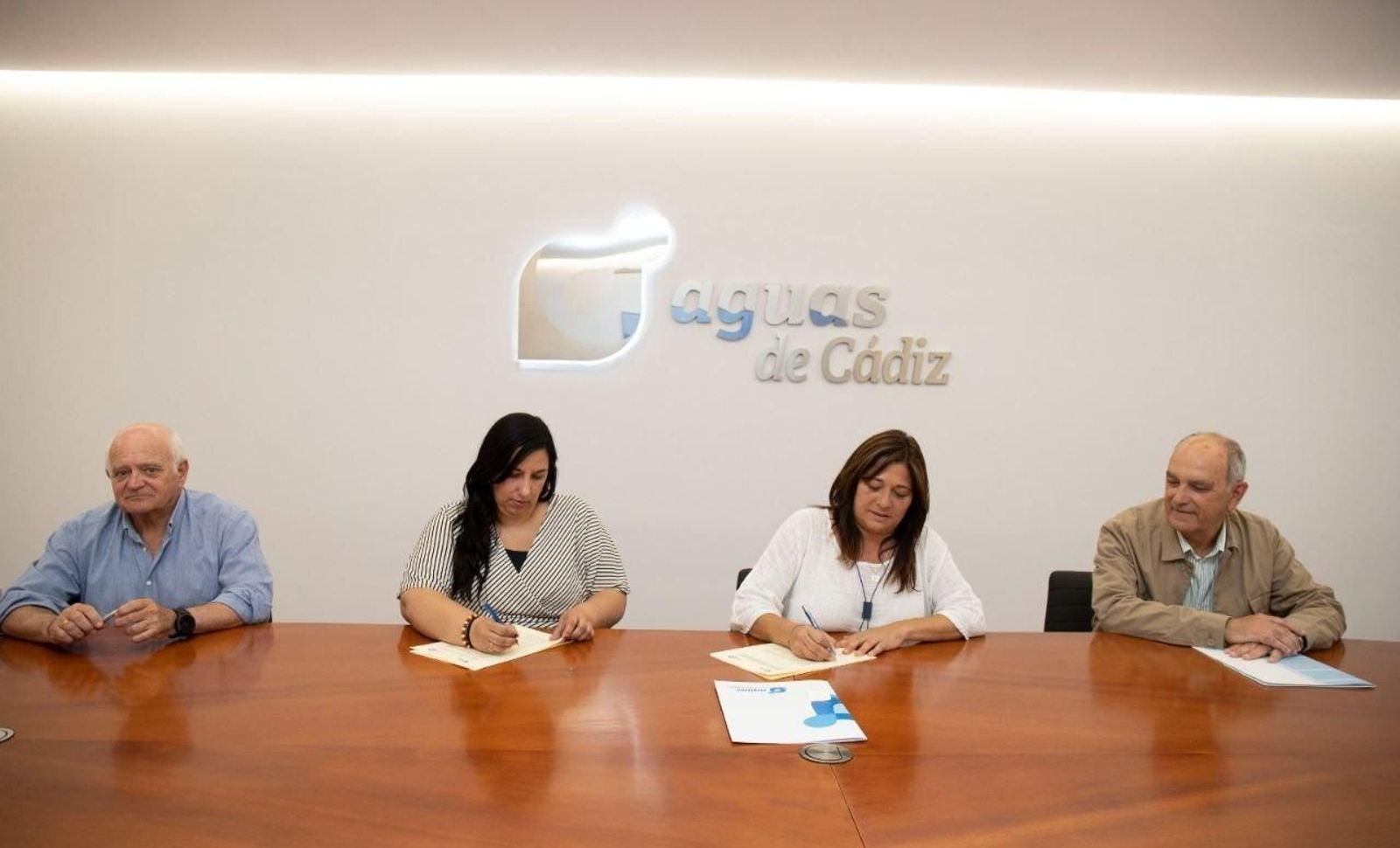 Momento de la firma del convenio entre Procasa y Aguas de Cádiz.
