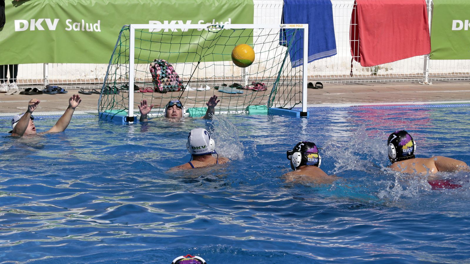 Imágenes de las actividades de waterpolo inclusivo DkV, Ayuntamiento y varias asociaciones en Piscina Jerez Arena Village