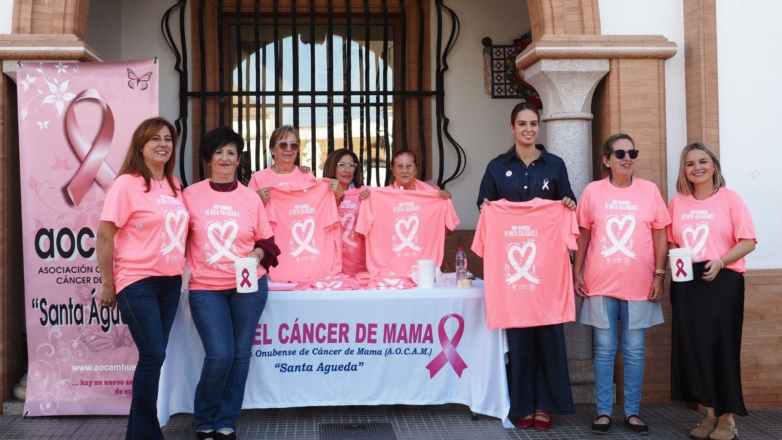La alcaldesa de Palos de la Frontera, Milagros Romero, junto a representantes de AOCAM y la Asociación de Amas de Casa 'Virgen de los Milagros'.