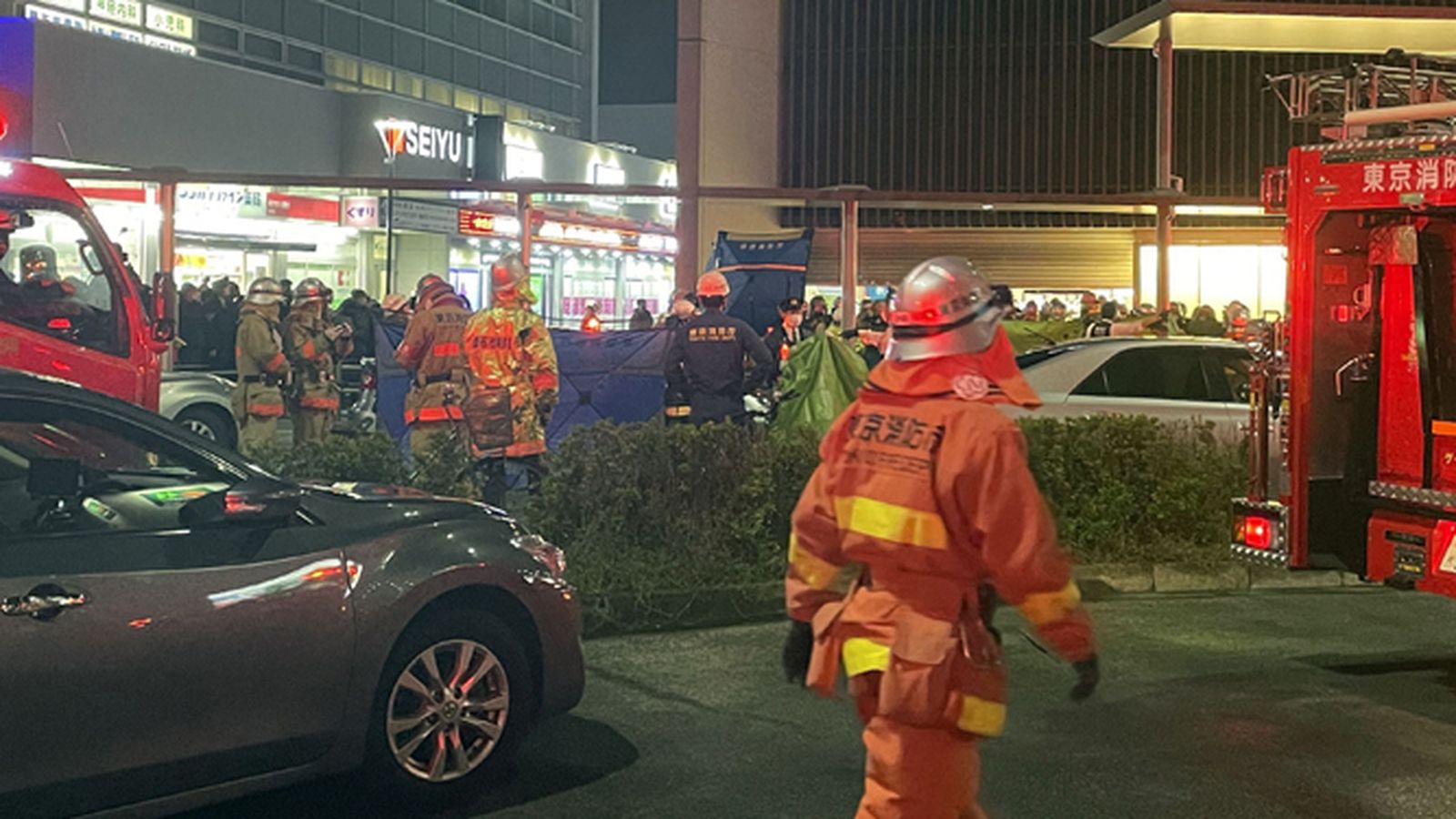 Personal de emergencias en la estación de Kokuryo en Tokio tras el ataque.