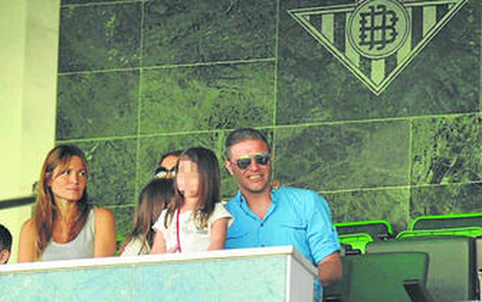 Joaquín, el sábado viendo el Betis B en el palco junto a la mujer de su amigo Juanito.