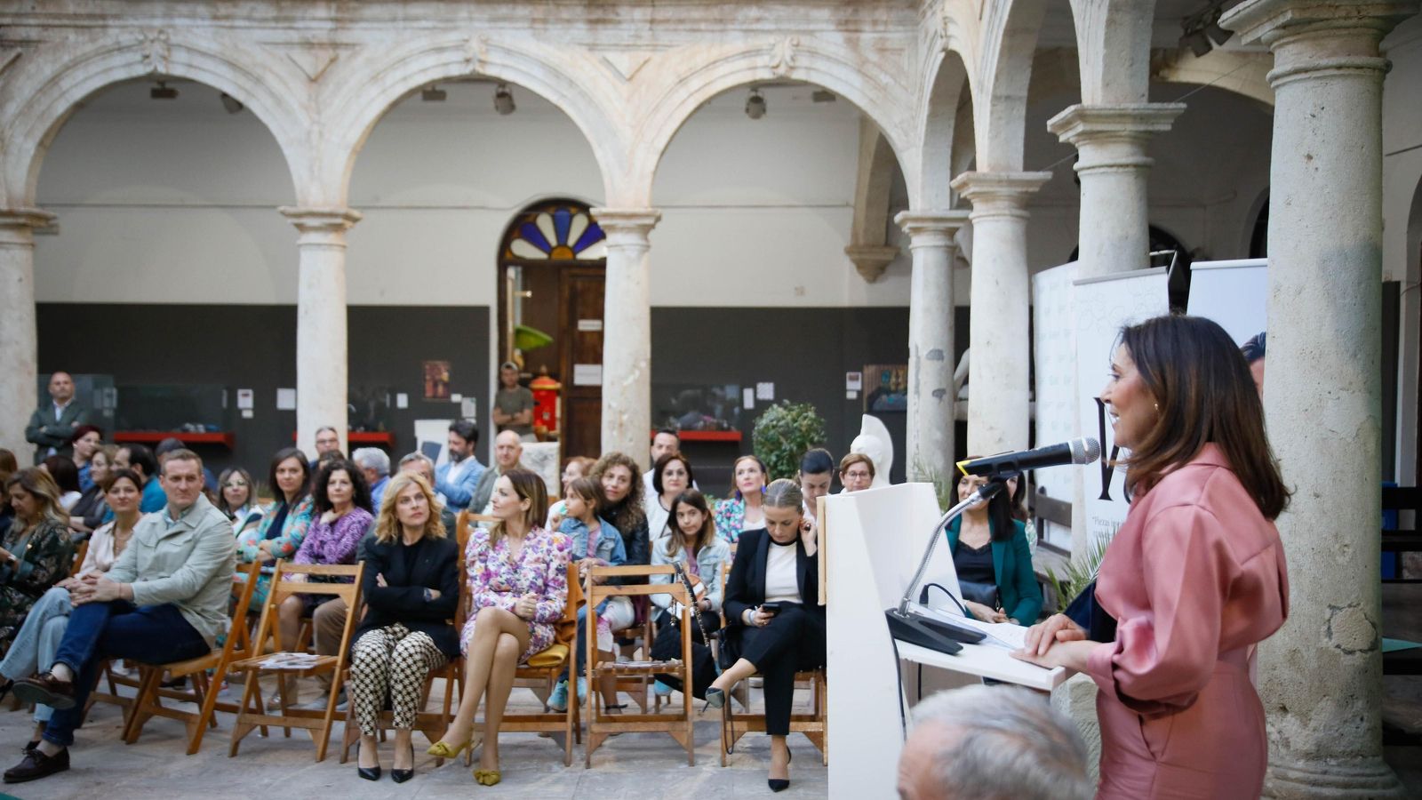 Magdalena Cantero, presidenta de la AECC en Almería da la bienvenida al público y agradece a las seis mujeres operadas de cáncer de mama su valentía para participar en este desfile.