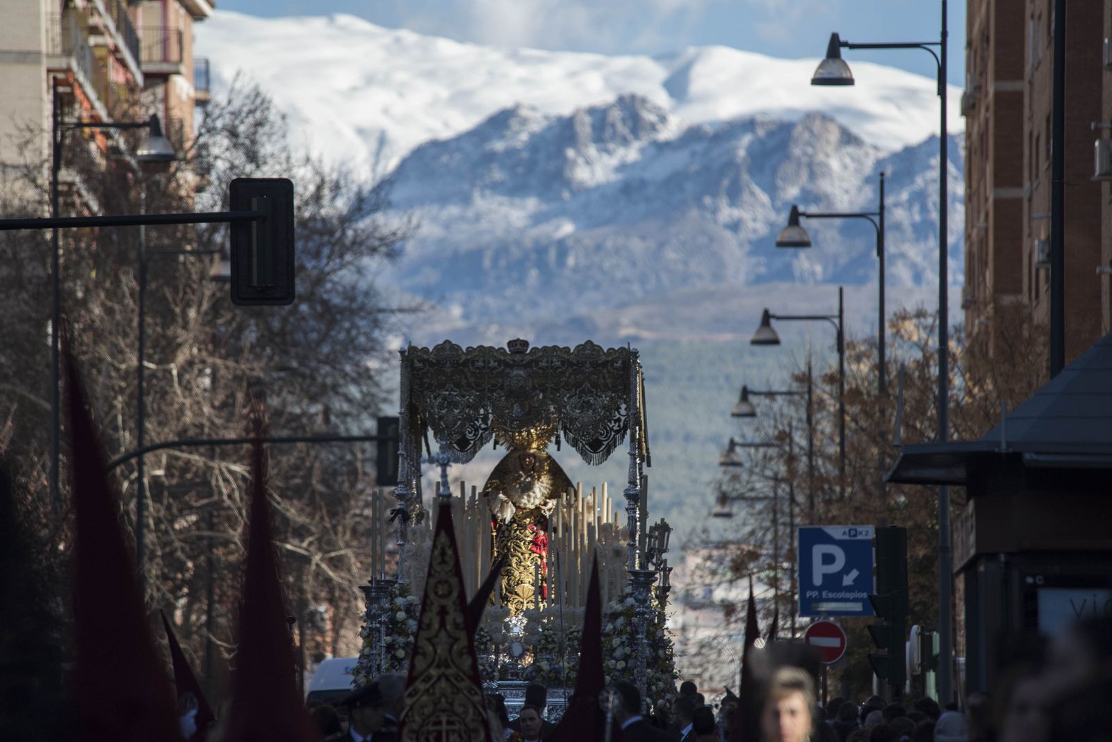 Nuestra Señora de la Luz, con una imponente imagen de Sierra Nevada de fondo.