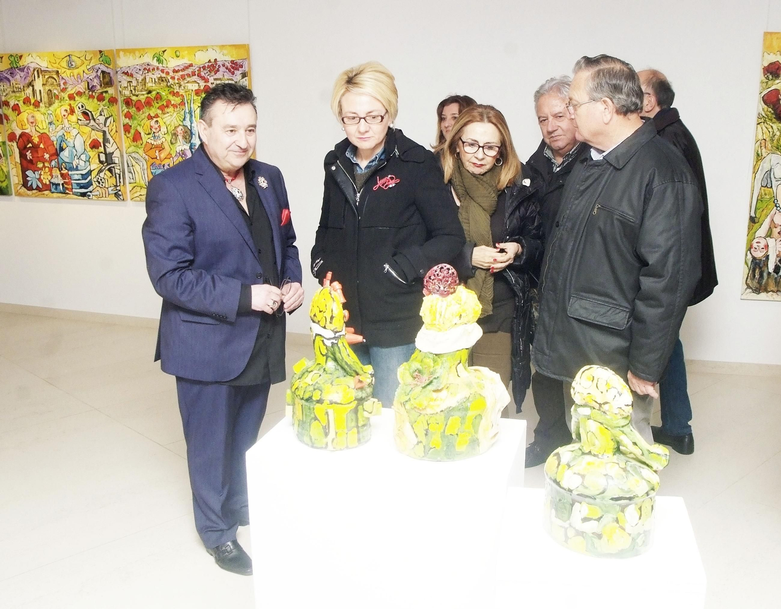 Antonio Roa acompañada de la teniente de alcalde, Eloisa Cabrera observan unas esculturas.