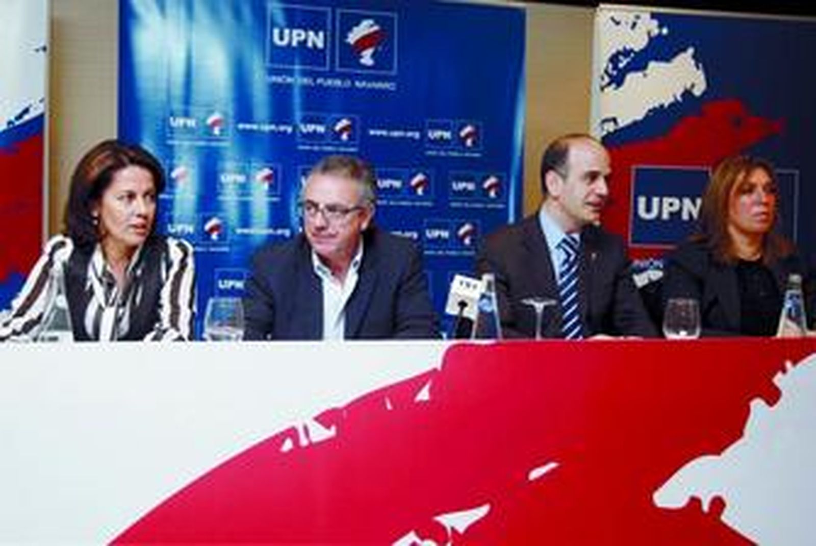 El presidente del Gobierno de Navarra y de UPN, Miguel Sanz (en el centro), ayer en Pamplona.