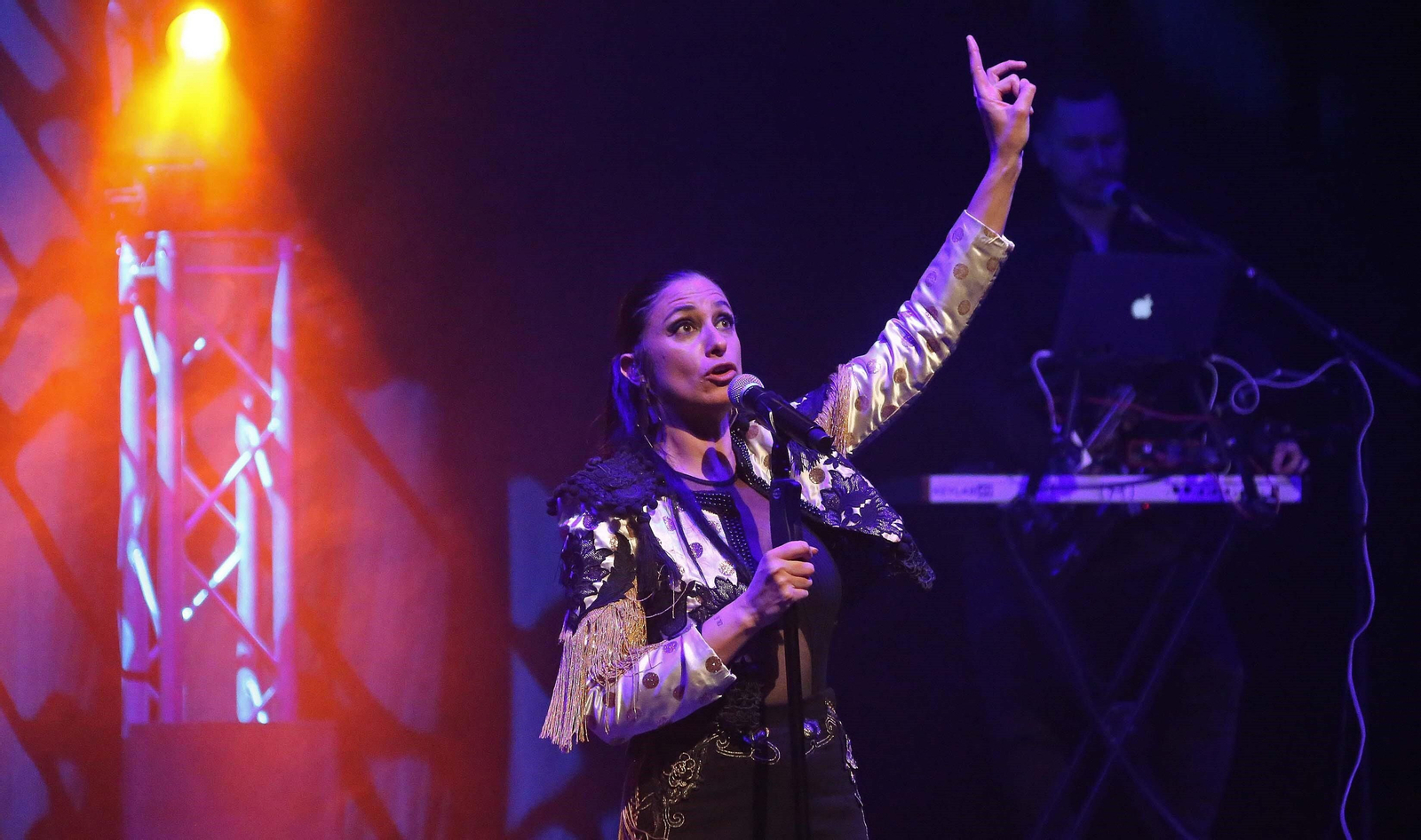 La cantante María Peláe en una actuación en La Línea. La cantante María Peláe en una actuación en La Línea.