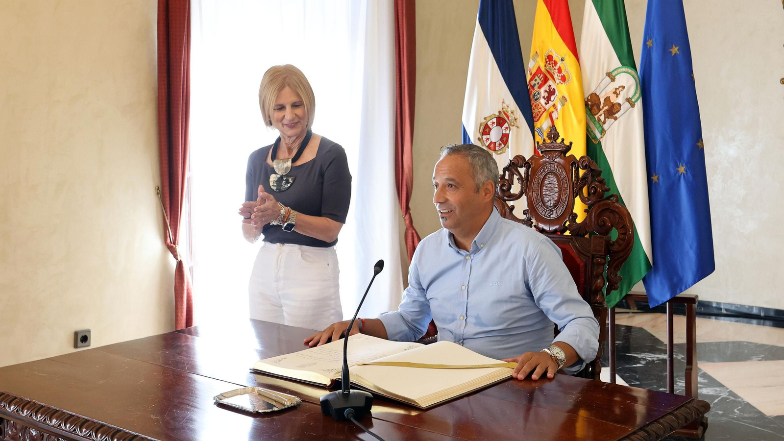 Antonio Vadillo firma en el Libro de Honor de Jerez