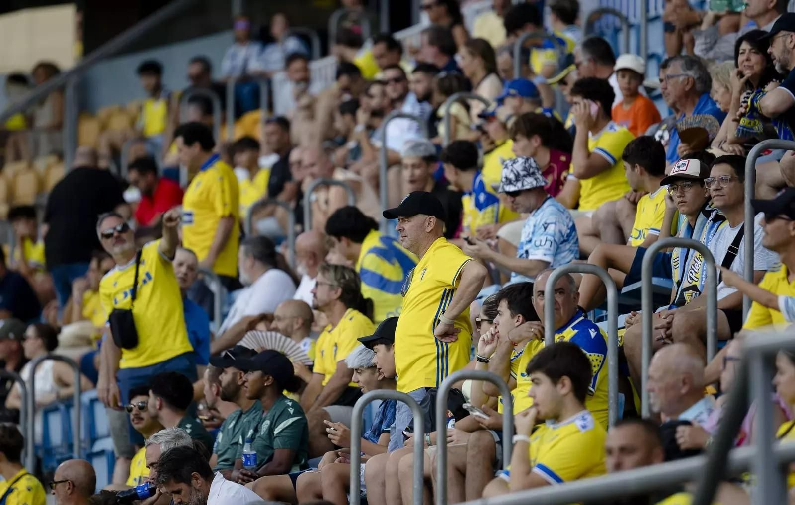 Aficionados del Cádiz CF en el partido contra el Mirandés.