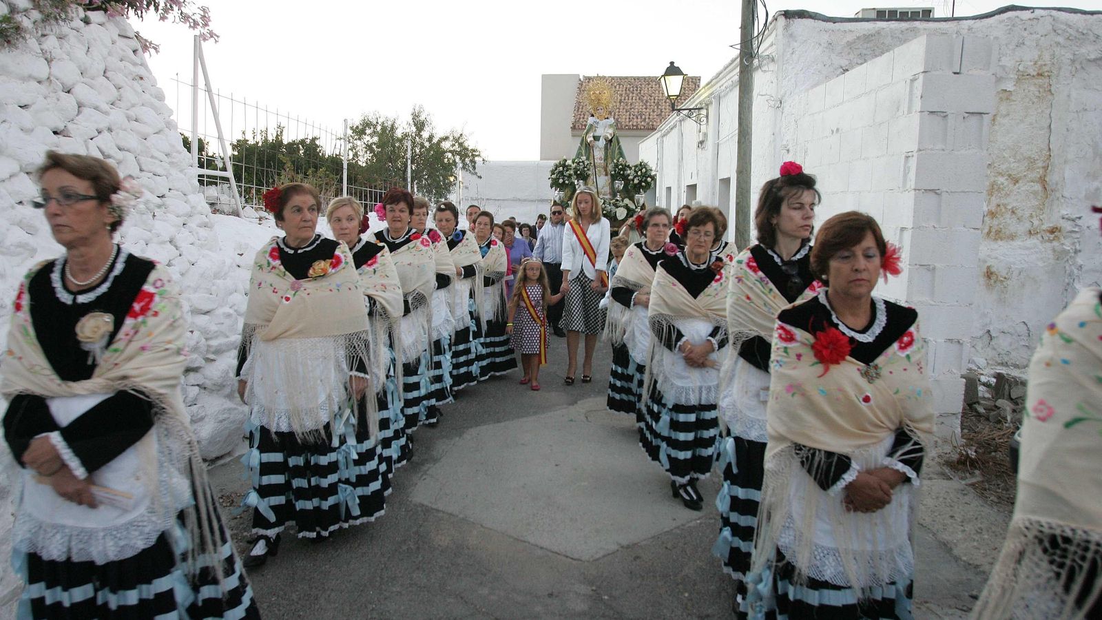 Las mujeres de Lucainena se visten con trajes de refajona para acompañar a la patrona.
