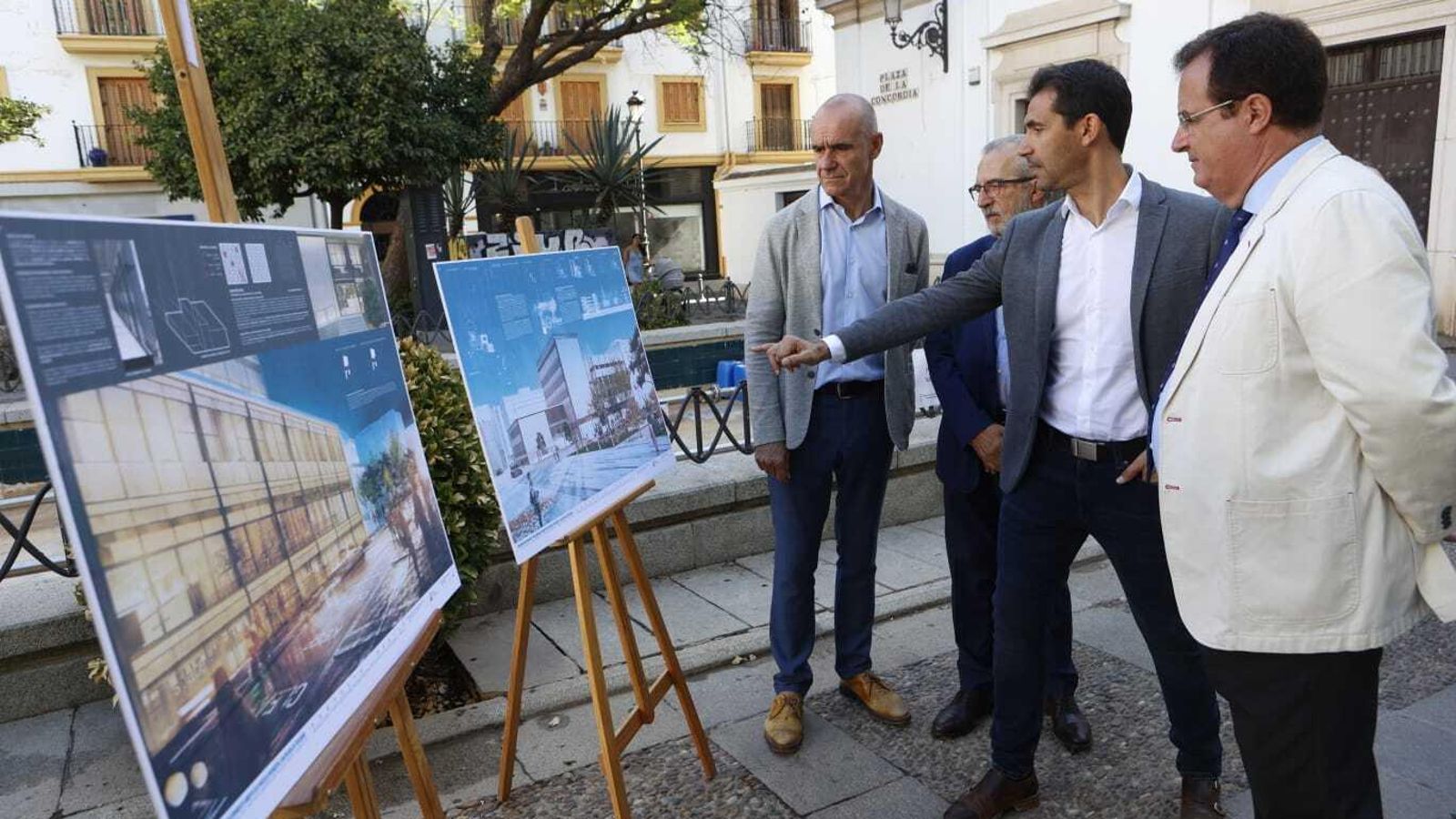 El alcalde, y los delegados del Casco Antiguo y Urbanismo, reciben las explicaciones del proyecto de manos del arquitecto.