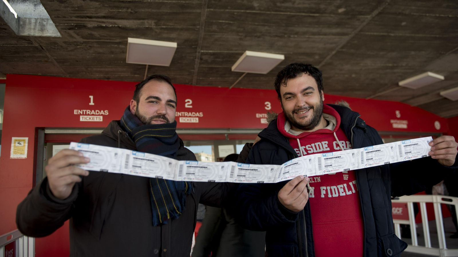 Dos aficionados acaban de hace acopio de entradas.
