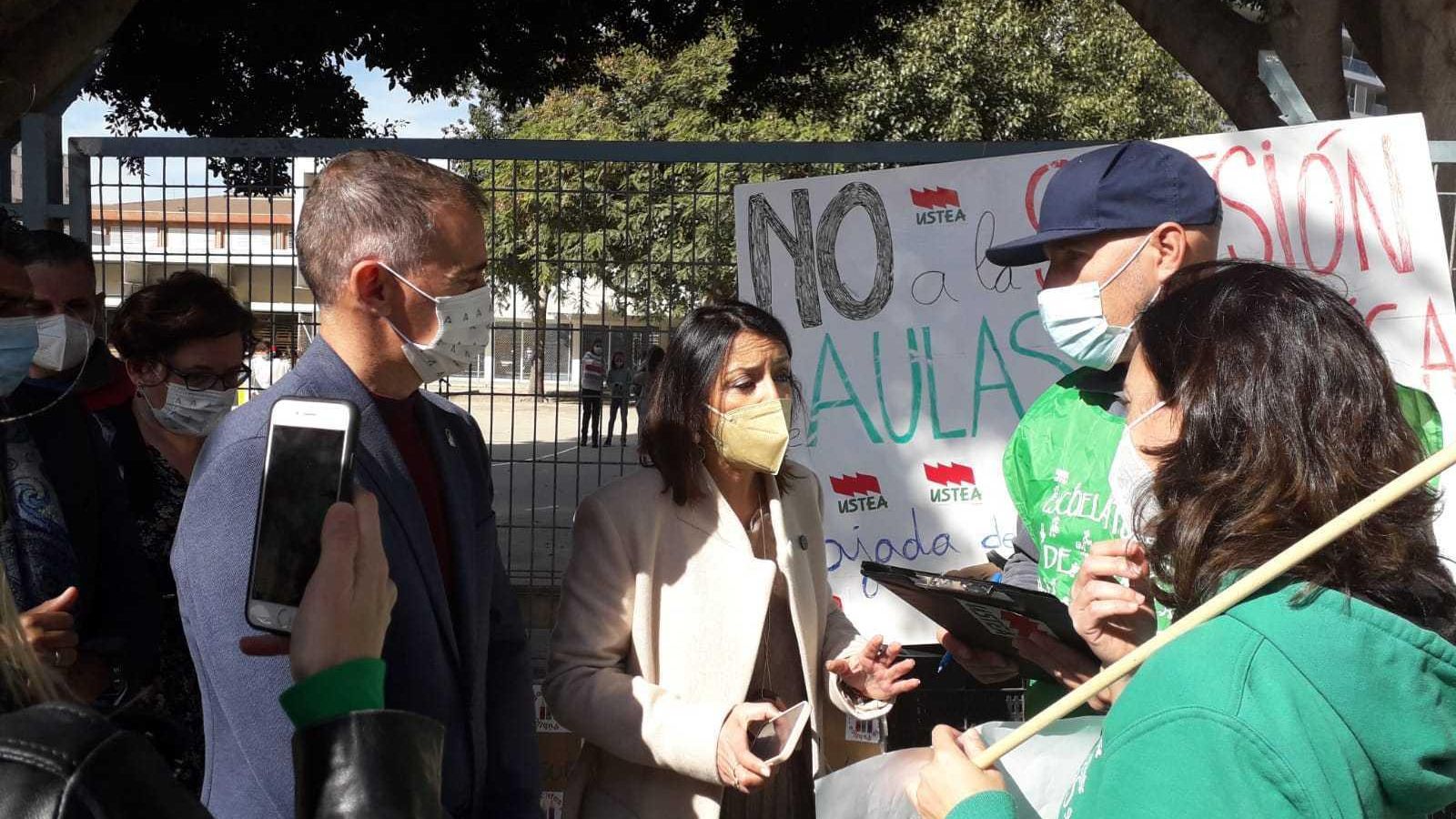 El delegado de Educación ya explicó al sindicato Ustea los datos que maneja la Consejería sobre ratios y supresión de aulas durante una concentración hace un mes