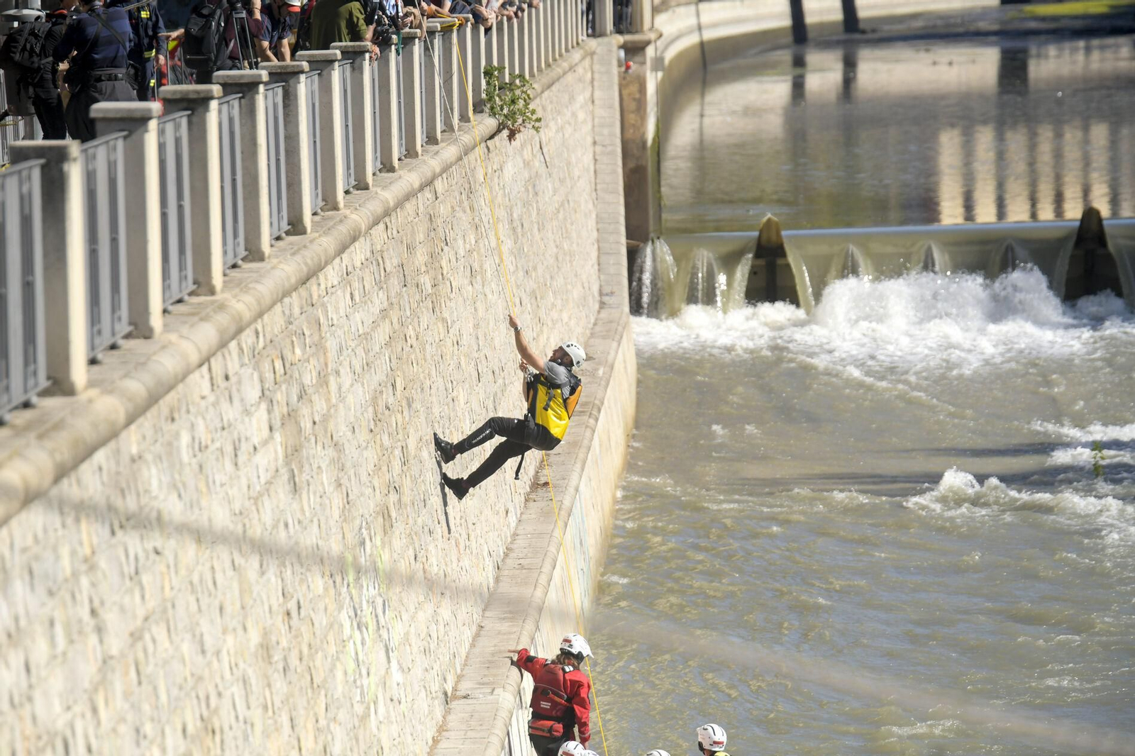 Así ha sido el simulacro de rescate en el río Genil de Granada