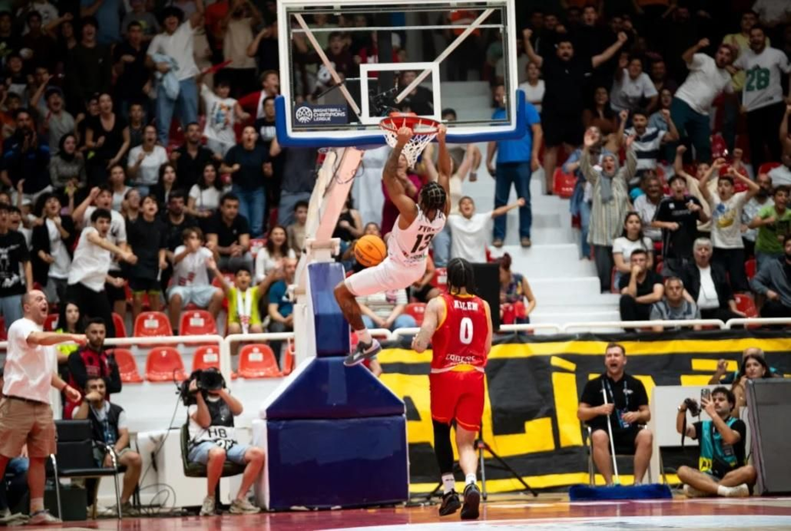 Breein Tyree realiza un mate.