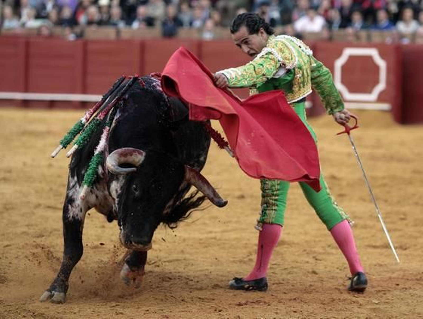 Iván Fandiño, con su segundo astado de la tarde.

Foto: Juan Carlos Muñoz