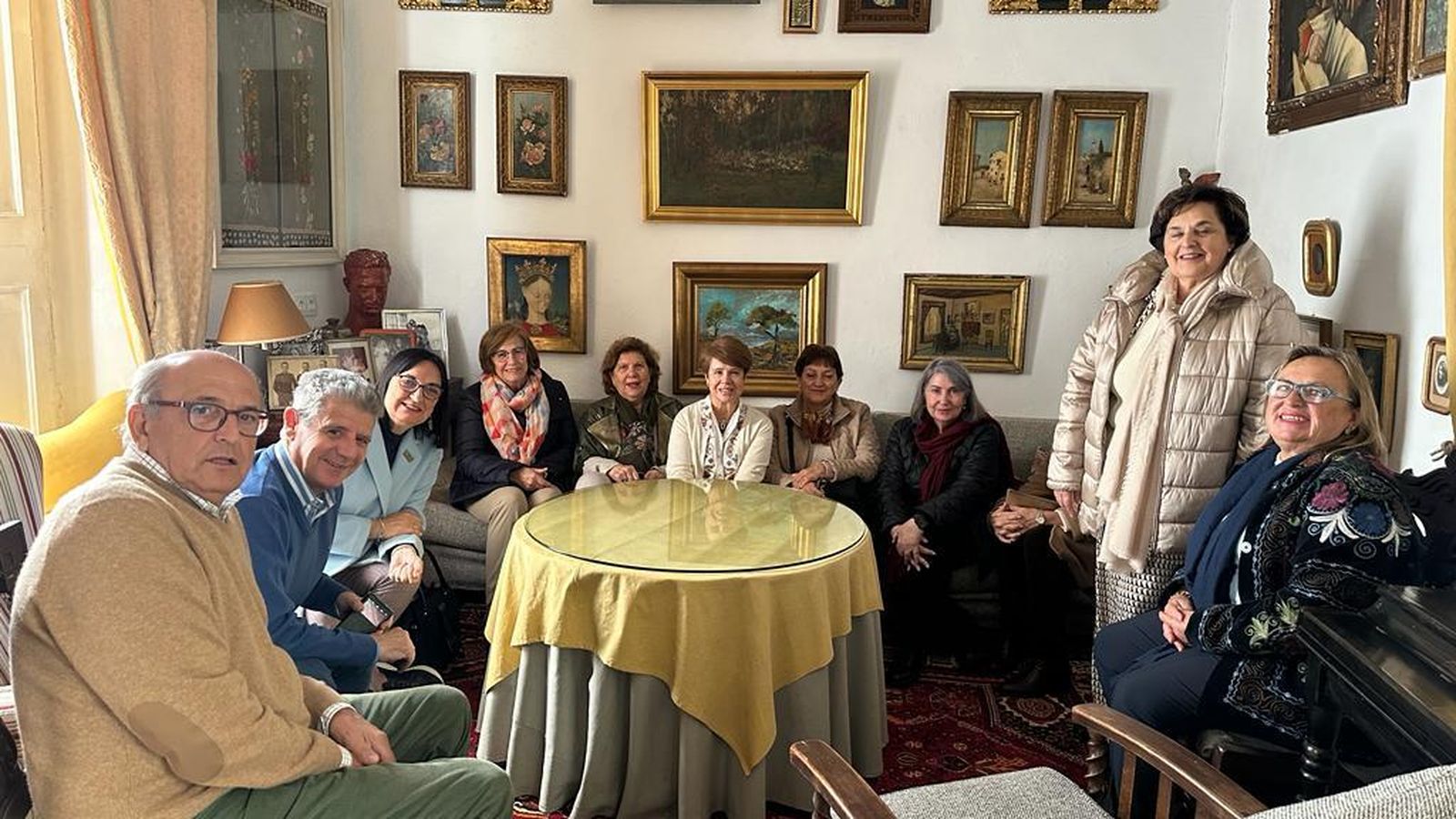 Visita del grupo de antiguas alumnas de las Carmelitas a la casa de Luis Berenguer.