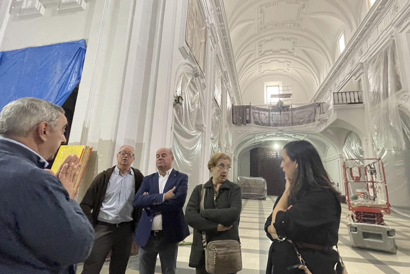 Visita a los trabajos en la iglesia de la Trinidad.