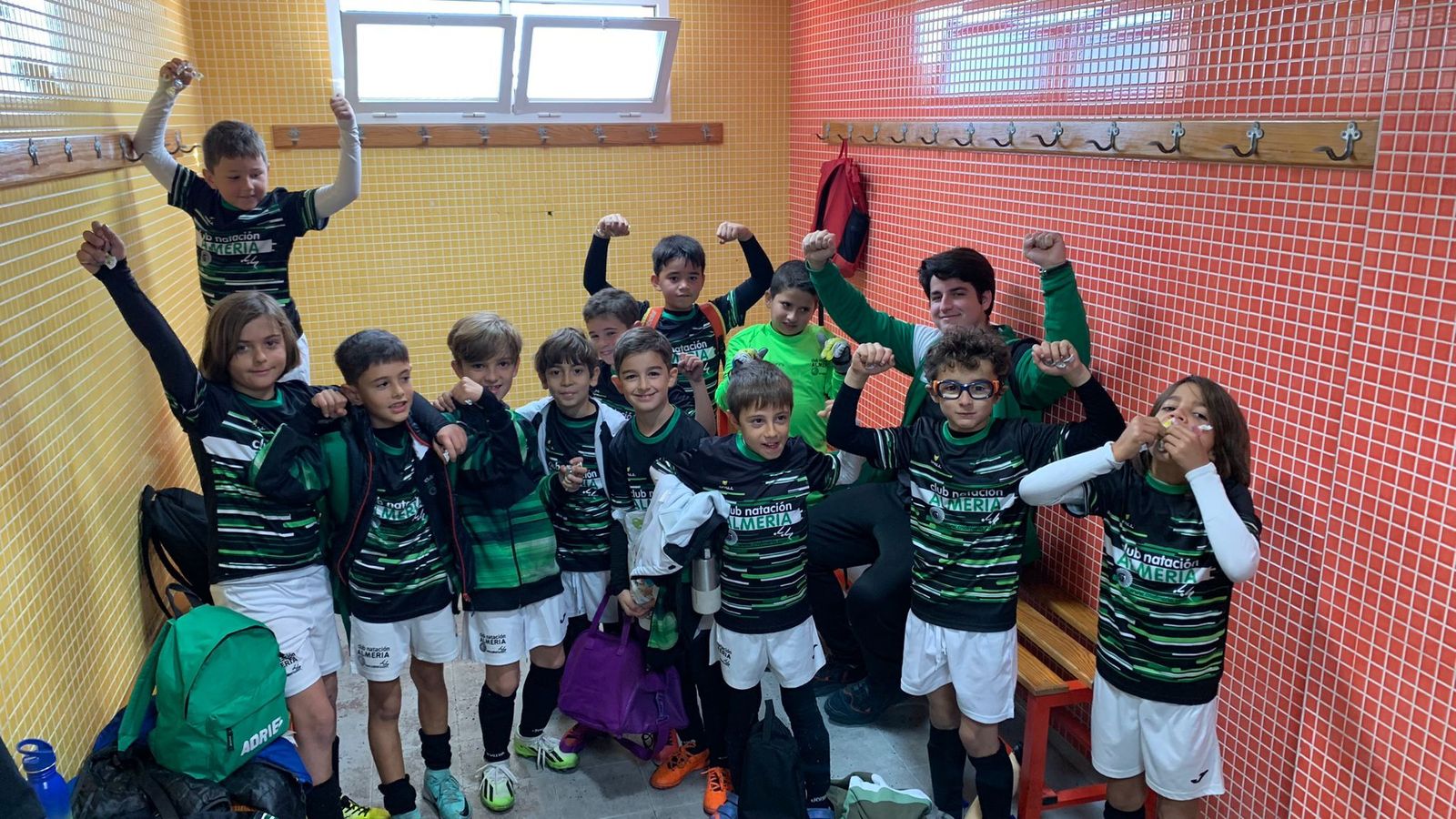 Los benjamines del Club Natación Almería celebran su victoria ante el EDA este pasado domingo.