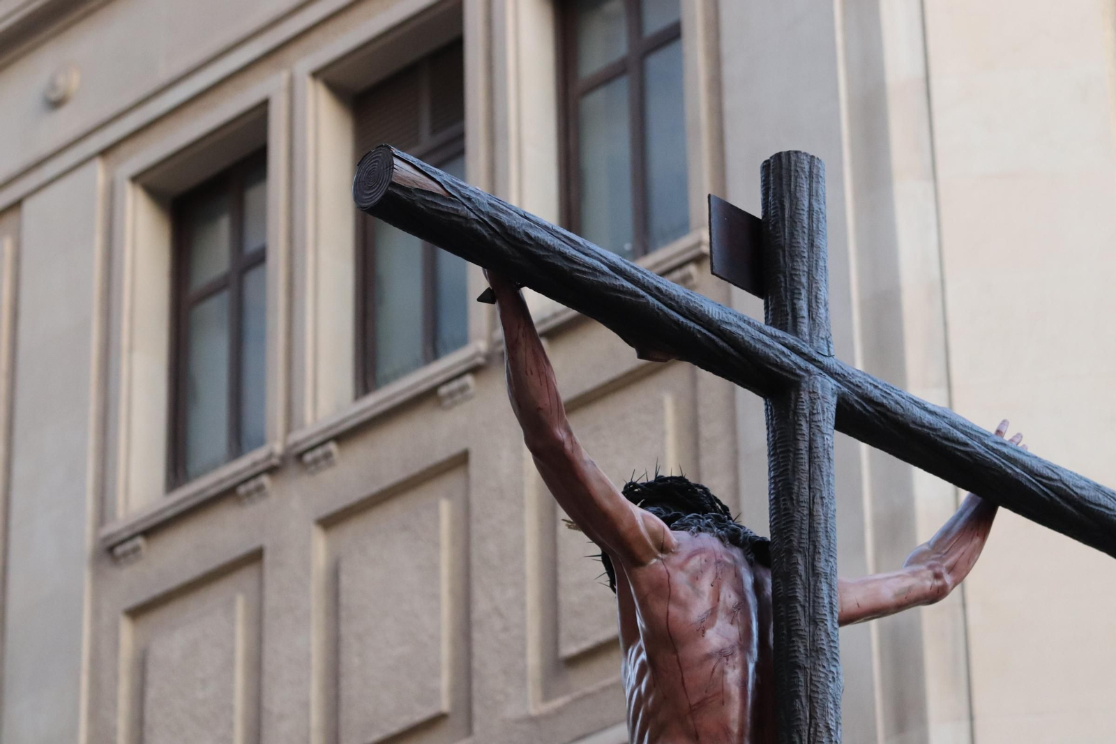 Crucifixión en el Lunes Santo en Málaga, en fotos