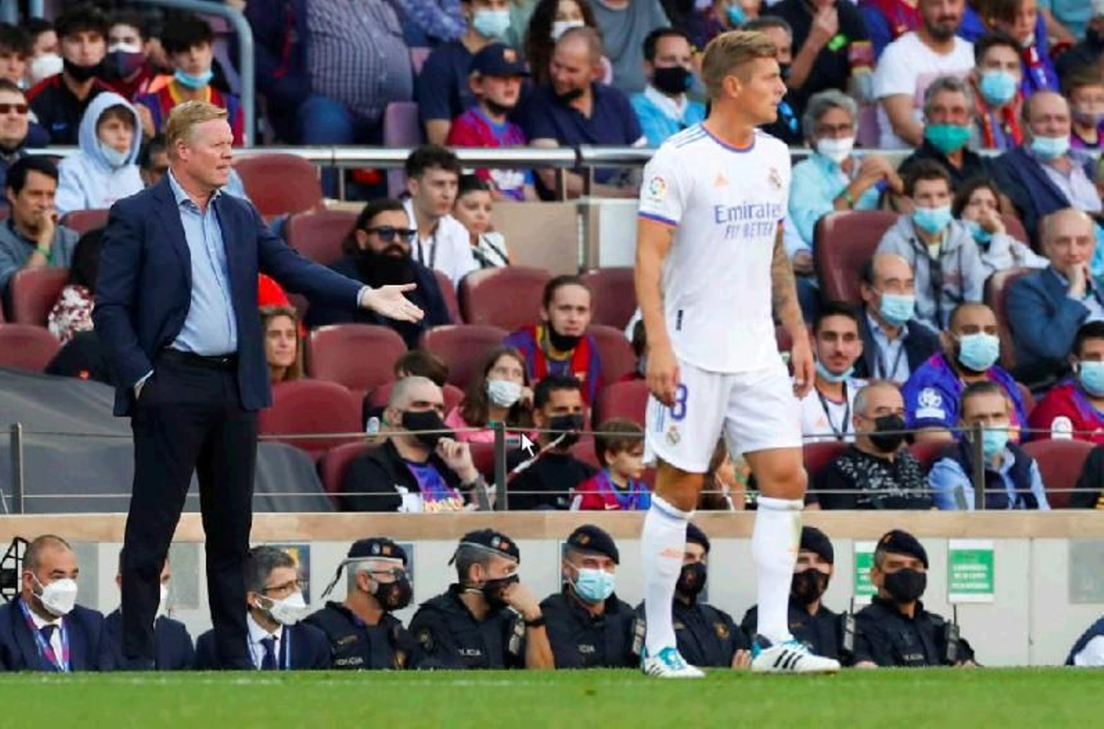 Koeman, en segundo termino, en su área técnica.