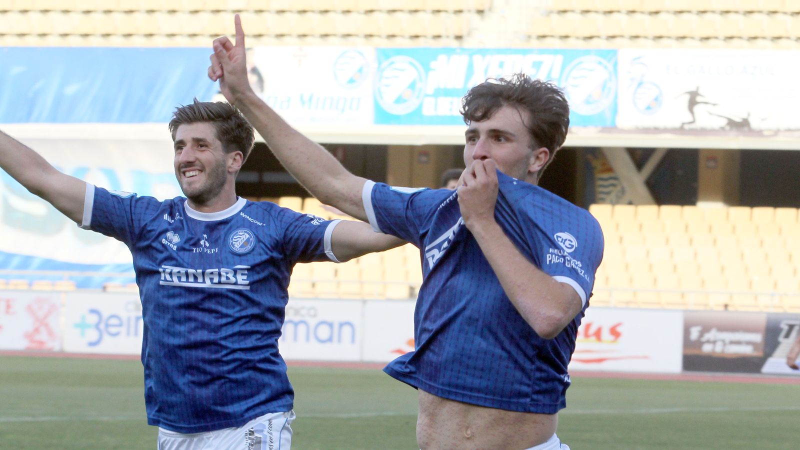 Goma, sonríe mientras Manu Baeza celebra su gol al Ciudad de Lucena en Chapín.