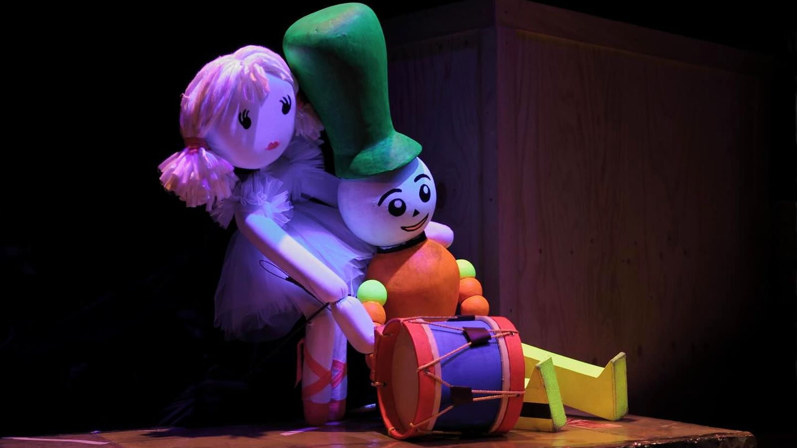 Escena del espectáculo familiar ‘La Caja de los juguetes’, un cuento musical con títeres a base de música, humor y valores.